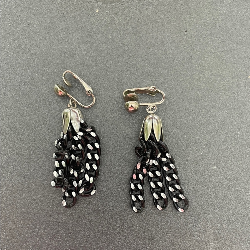VTG Sarah Coventry Elegant Black and Silver Clip-On Earrings. 1960/70s.